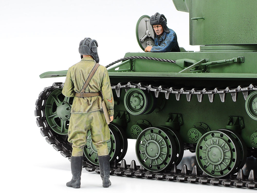 This kit comes with two figures: a full body commander and a crew torso; use them to add yet more life to your finished masterpiece