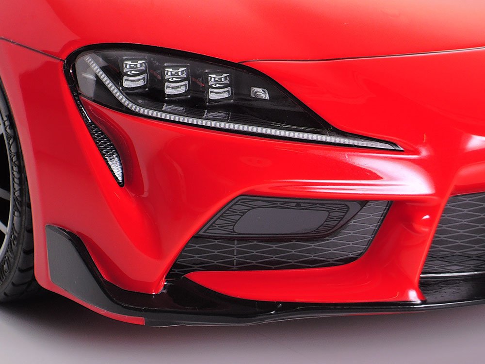 Separate polycarbonate light cases are combined with stickers to give the headlights a truly authentic look.