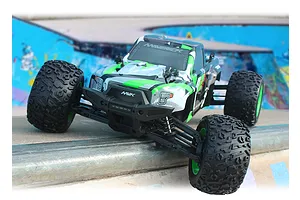 Maverick Quantum2 MT Flux RC Stadium Truck Electric Brushless 4WD 1/10 Scale RTR - Green image 109470