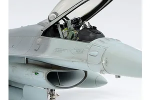 Tamiya 1/48 Lockheed Martin Block 25/32 F-16 C Fighting Falcon Ang Jet Scaled Plastic Model Kit image 135265