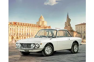 Italeri 1/24 Lancia Fulvia Coupé 1.6 HF &amp;quot;Fanalone&amp;quot; Scaled Plastic Model Kit image 2