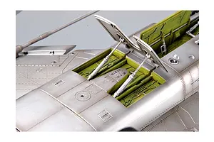 Trumpeter 1/32 North American F-100D Super Sabre Fighter Jet Scaled Plastic Model Kit image 25589