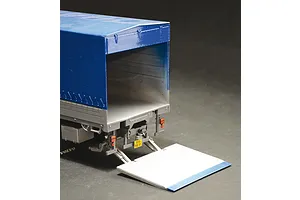 Italeri 1/24 Volvo F16 Globetrotter Canvas Truck With Elevator Scaled Plastic Model Kit image 59217