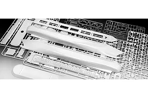 Revell 1/700 Queen Mary 2 Passenger Ship Scaled Plastic Model Kit image 69829