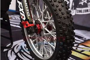 GPM Red Aluminium Front Wheel Hub Hex w/ Larger Inner Bearings image 83564