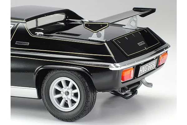 Rear wing and engine hood