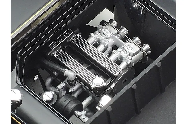 DOHC inline-four engine with metal air funnels