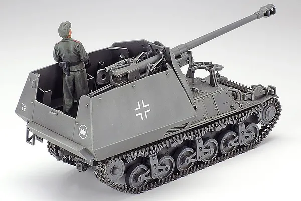 Crew figures and fighting compartment