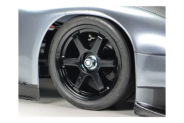 Six-spoke wheels with racing slick tyres