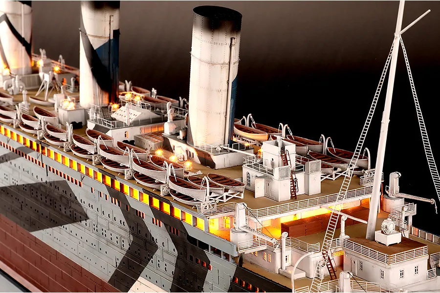 Trumpeter 1/200 Olympic and Britannic Light Set image 108464