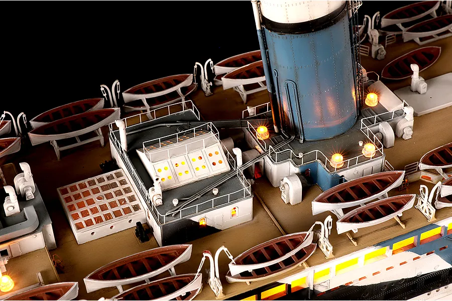 Trumpeter 1/200 Olympic and Britannic Light Set image 108466