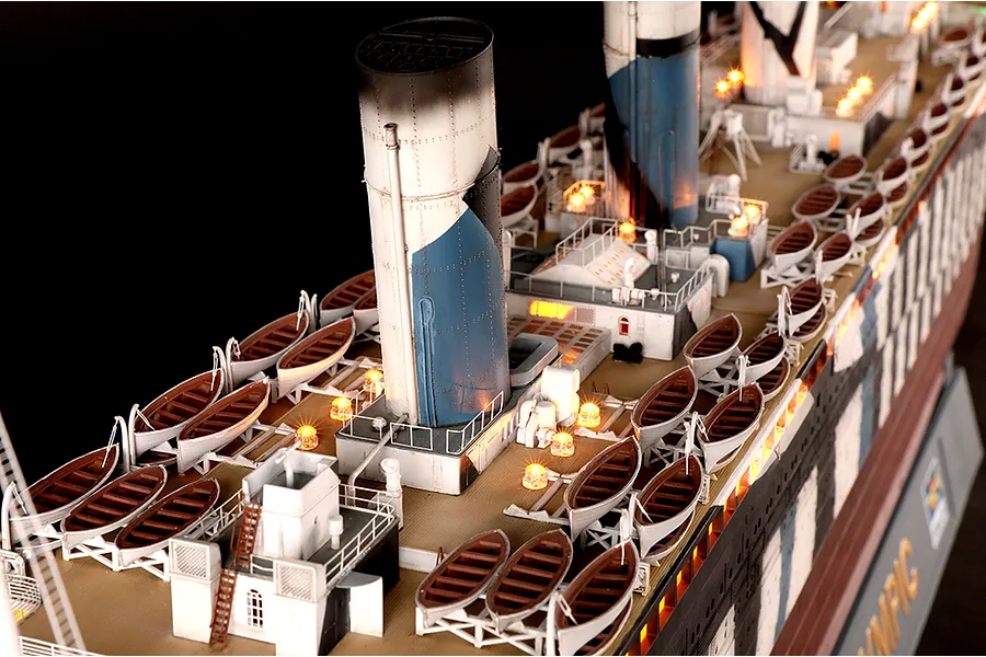 Trumpeter 1/200 Olympic and Britannic Light Set image 108467