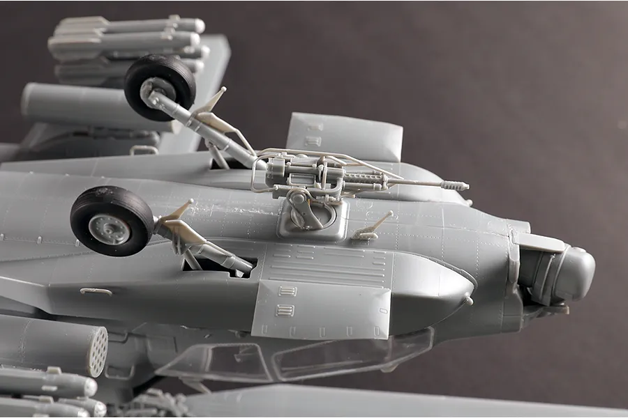 Trumpeter 1/35 Apache AH-64A (Late) Helicopter Scaled Plastic Model Kit image 108546