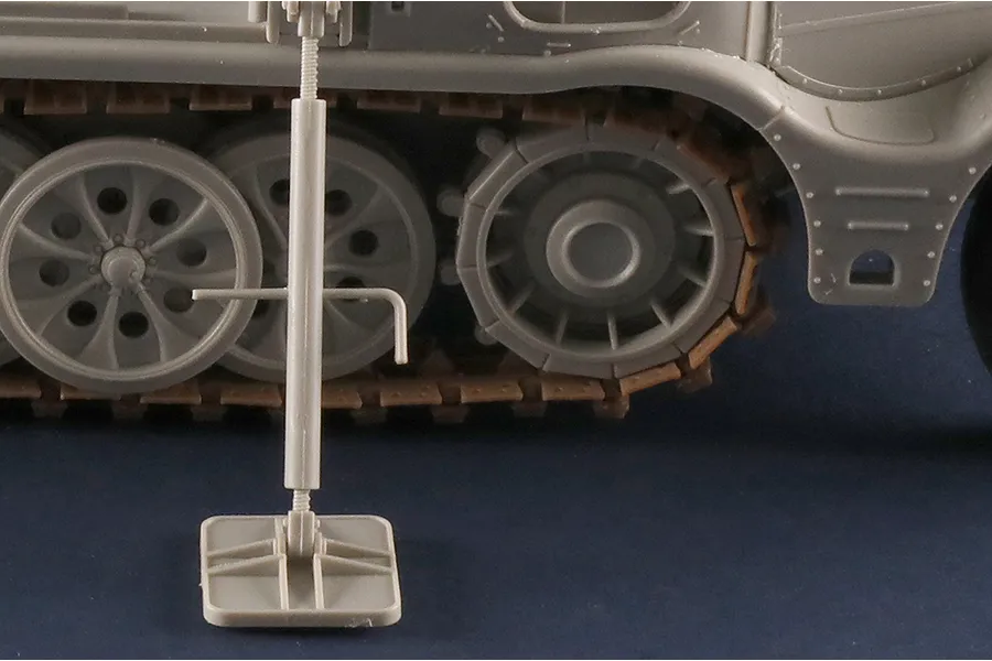 Trumpeter 1/35 Schwerer Zugkraftwagen 18t Half Track with 6t Billstein-Crane Sd.Kfz.9/1 Scaled Plastic Model Kit image 108589