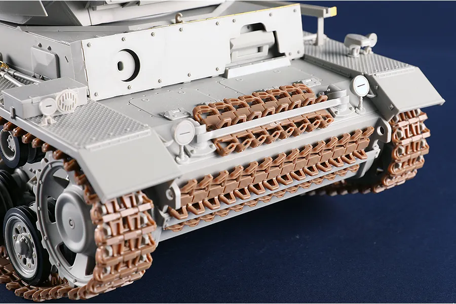 Trumpeter 1/16 Pz.Kpfw.III Ausf.J Panzer Medium Tank Scaled Plastic Model Kit image 108599