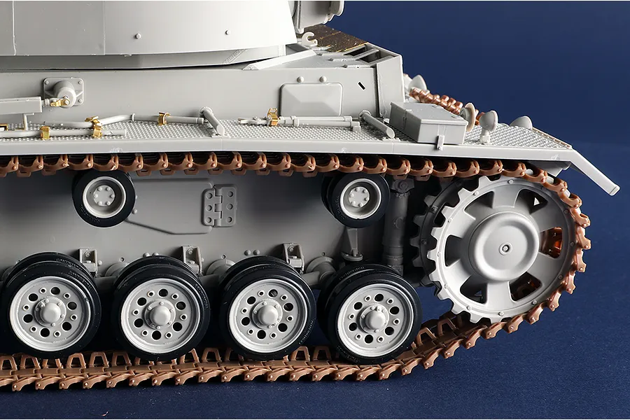 Trumpeter 1/16 Pz.Kpfw.III Ausf.J Panzer Medium Tank Scaled Plastic Model Kit image 108600