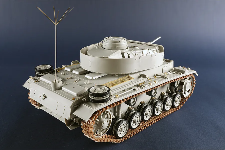 Trumpeter 1/16 Pz.Kpfw.III Ausf.J Panzer Medium Tank Scaled Plastic Model Kit image 108601