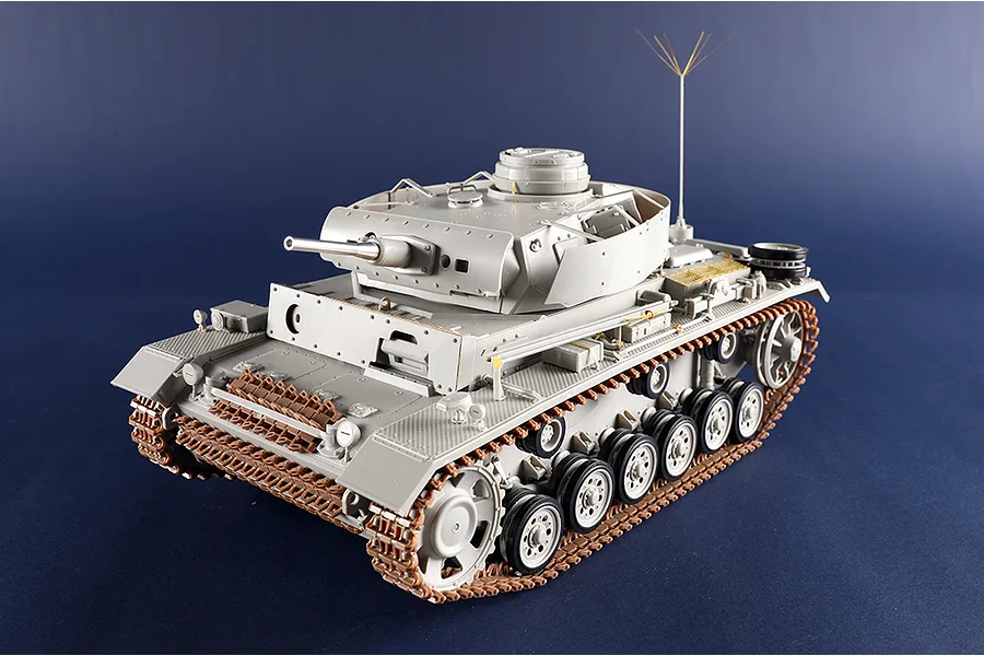 Trumpeter 1/16 Pz.Kpfw.III Ausf.J Panzer Medium Tank Scaled Plastic Model Kit image 108602
