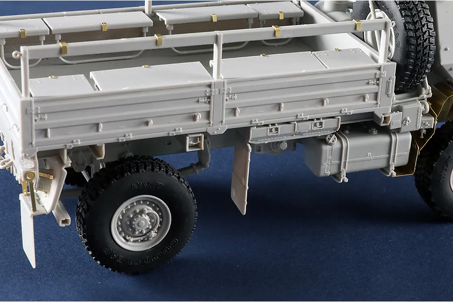 Trumpeter 1/35 M1078A1P2 Armoured Truck Scaled Plastic Model Kit image 129594