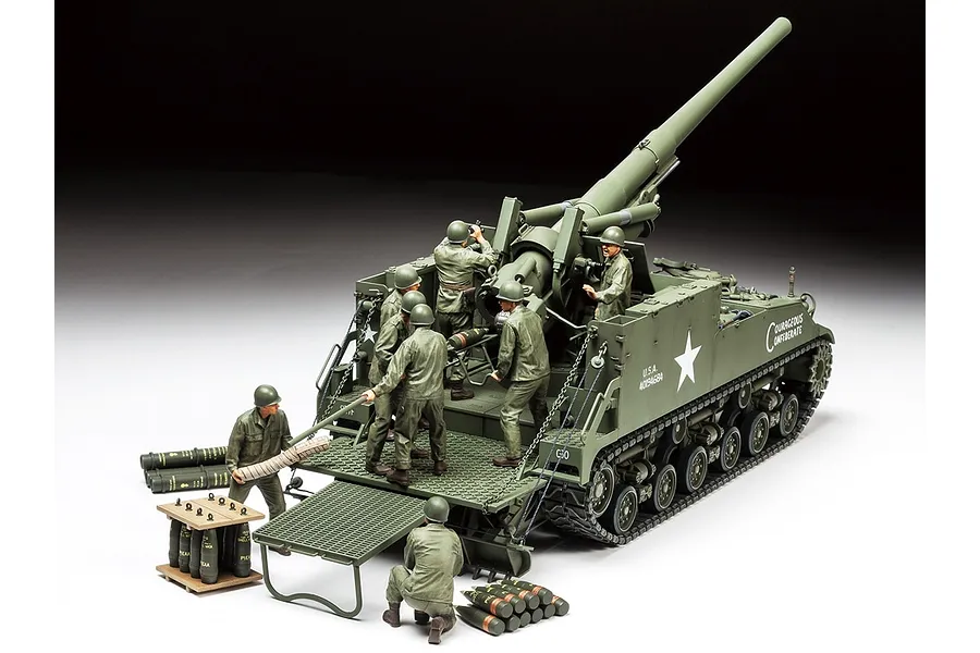 A Tamiya 1/35 scale plastic model kit of a U.S. M40 self-propelled gun with a crew of soldiers loading ammunition.
