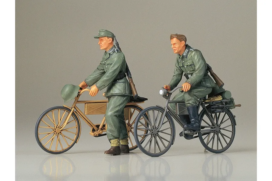 Tamiya 1/35 German Soldiers with Bicycles Scaled Plastic Model Kit image 134824
