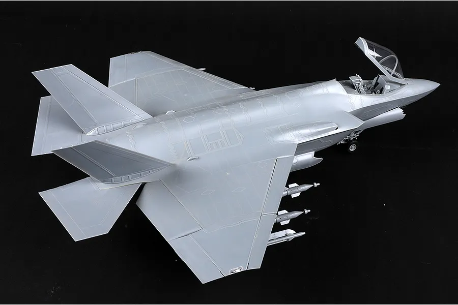 Trumpeter 1/32 Lockheed Martin F-35C Lightning II Scaled Plastic Model Kit image 135357