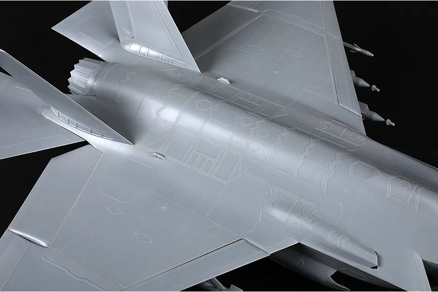 Trumpeter 1/32 Lockheed Martin F-35C Lightning II Scaled Plastic Model Kit image 135359