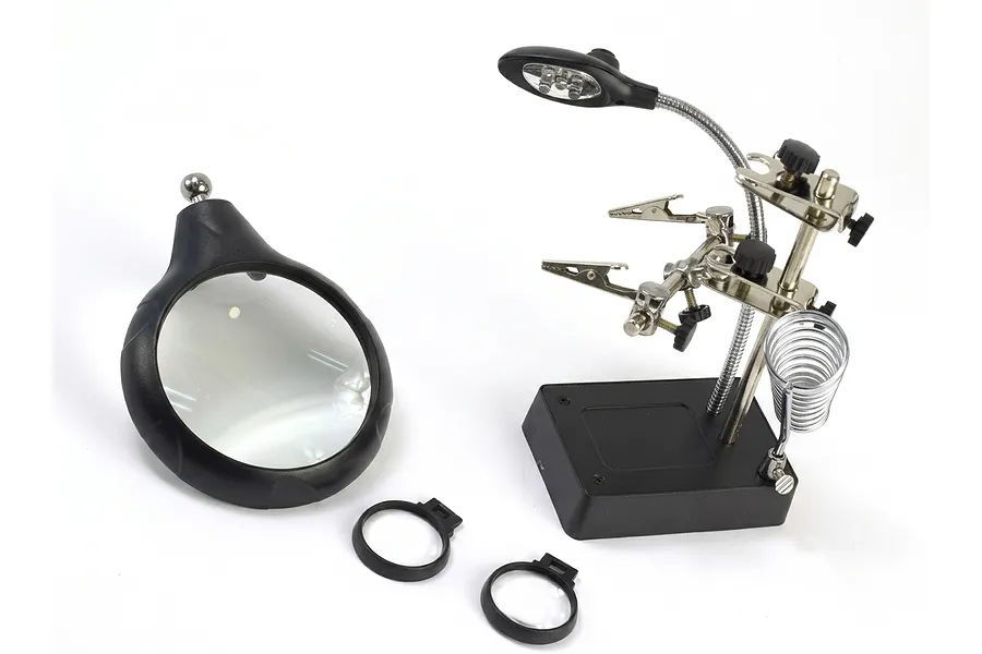 Artesania Latina third hand tool featuring a heavy base, adjustable metal alligator clips, flexible LED light, and three magnifying lenses.