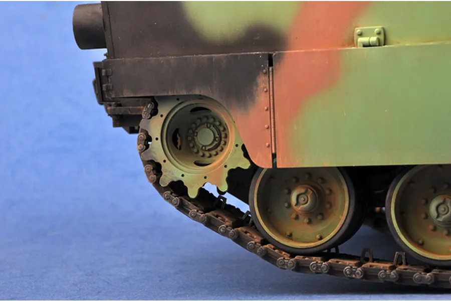 Trumpeter 1/16 U.S. Abrams M1A1 Aim Main Battle Tank Scaled Plastic Model Kit w/ Australian Decals image 7