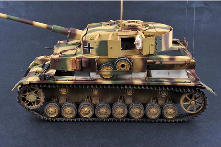 Trumpeter 1/16 German Pz.Beob.Wg.IV Ausf.J Tank Scaled Plastic Model Kit image 24668