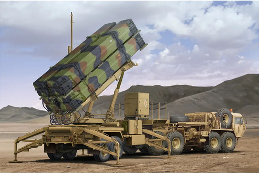 Box art illustration of a Trumpeter 1/35 scale M983 HEMTT truck with a M901 Patriot missile launching station deployed in a desert landscape.