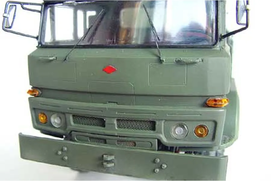 Trumpeter 1/35 DF-21 Ballistic Missile Launcher Truck Scaled Plastic Model Kit image 26024
