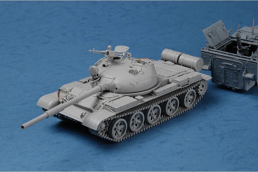 Trumpeter 1/35 Russian 1972 T-62 Tank Scaled Plastic Model Kit image 3