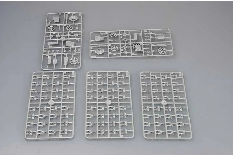 Trumpeter 1/35 German 10.5cm Geschutzwagen IVB (Sd.Kfz. 165/1) Tank Scaled Plastic Model Kit image 28276