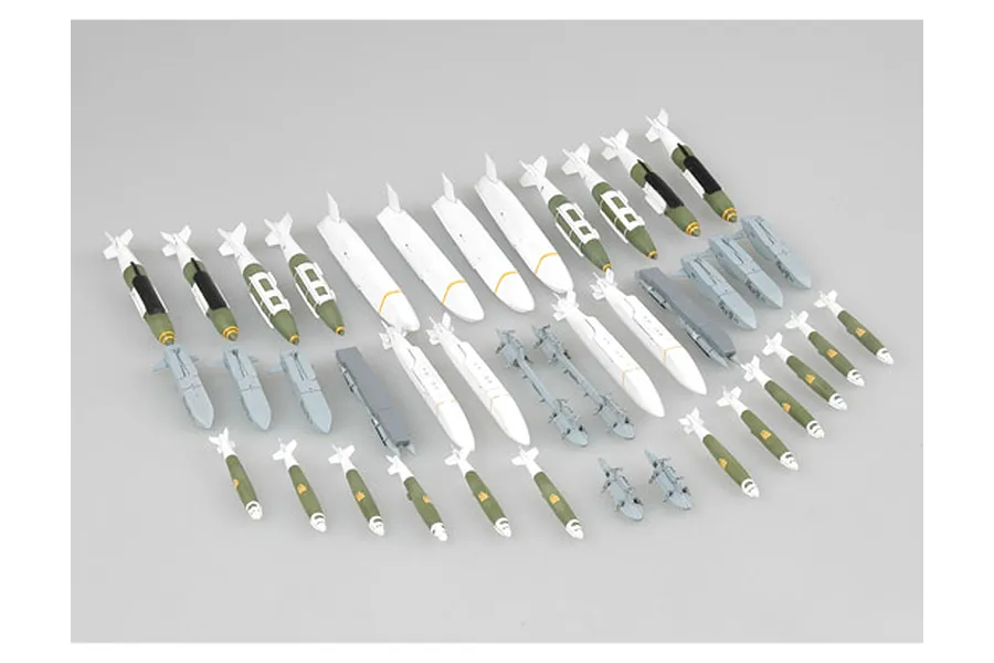 Trumpeter 1/32 US Aircraft Smart Bombs Weapons Set image 28496