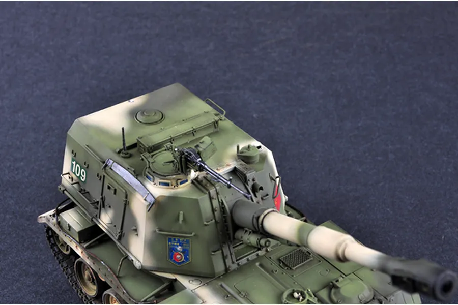 A high-angle view of a 1/35 scale PLZ-83A self-propelled gun model, featuring a green and tan camouflage paint scheme and the number 109 on the side.