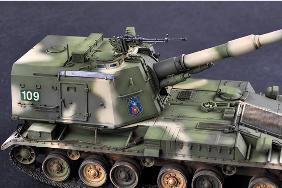 A high-detail scale model of a PLZ-83A self-propelled gun, painted in a green and tan camouflage pattern with the number 109 on the side.