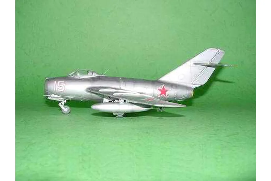 Trumpeter 1/48 Mikoyan Gurevich MiG-15 Bis Fagot-B Jet Scaled Plastic Model Kit image 3