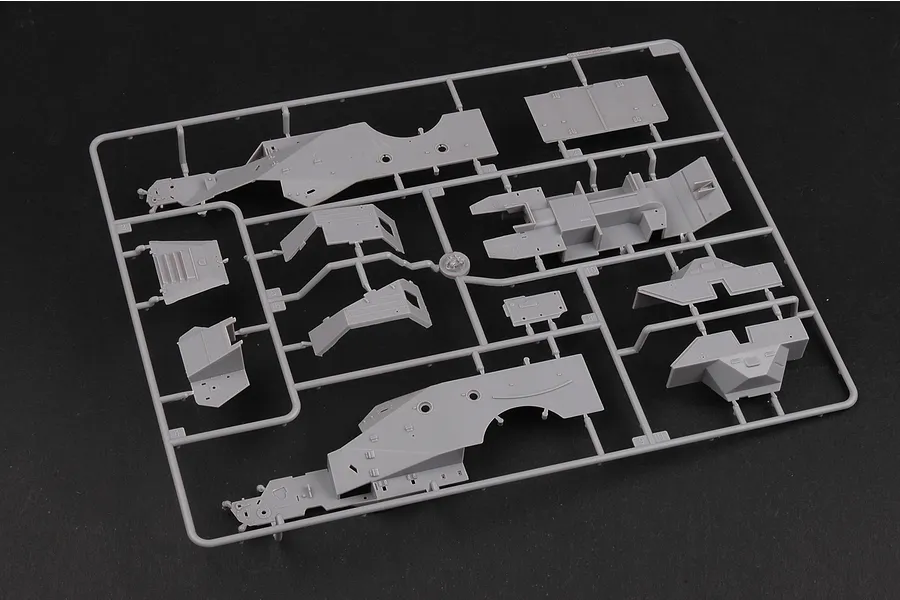 Trumpeter 1/35 Russian BTR-40 Armoured Personnel Carrie Scaled Plastic Model Kit image 29873