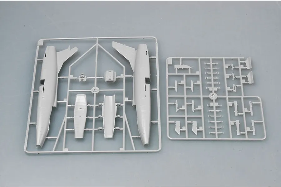 Trumpeter 1/72 North American F-100C Super Sabre Fighter Jet Scaled Plastic Model Kit image 29998