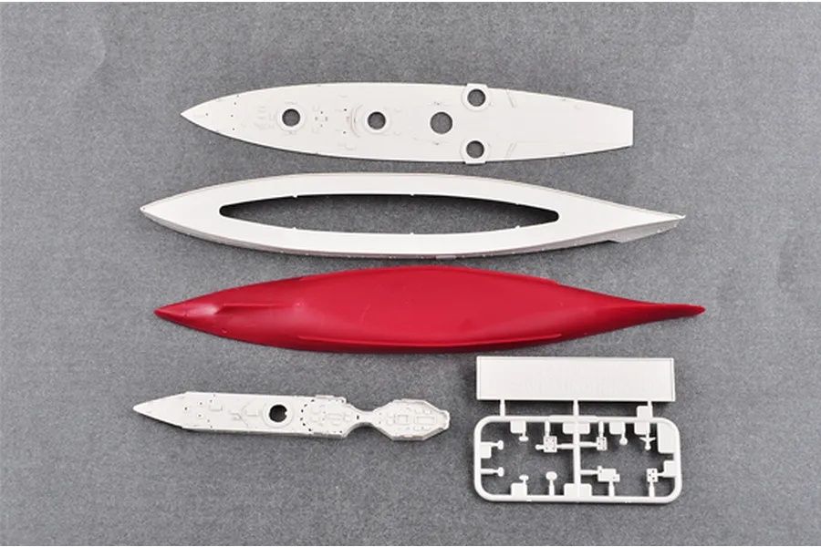 Plastic model kit parts for a 1/700 scale HMS Dreadnought battleship, including hull and deck sections on a grey background.