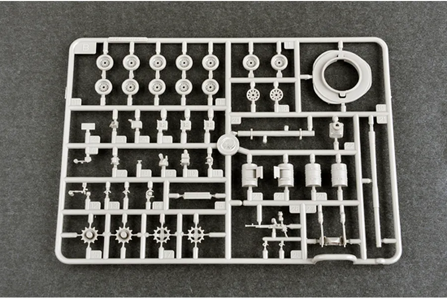 Trumpeter 1/72 Russian T-80B Main Battle Tank Scaled Plastic Model Kit image 30585