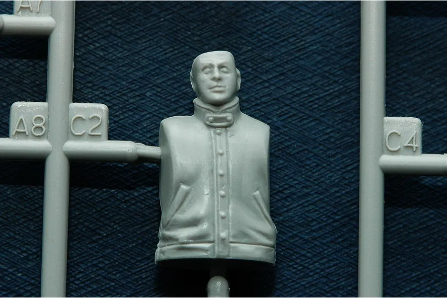 Trumpeter 1/35 USN WWII LCN Crew Scaled Plastic Model Kit image 30757