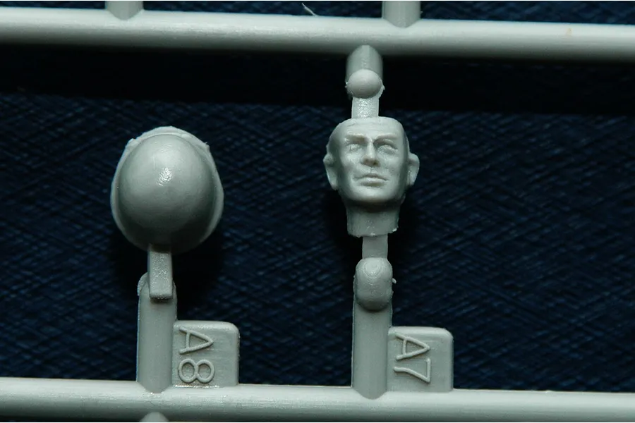 Trumpeter 1/35 USN WWII LCN Crew Scaled Plastic Model Kit image 30758