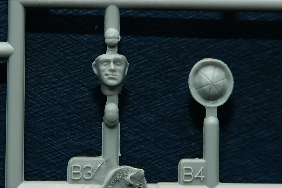 Trumpeter 1/35 USN WWII LCN Crew Scaled Plastic Model Kit image 30759