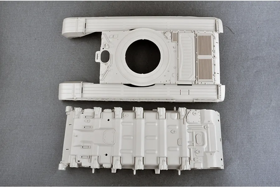 Trumpeter 1/16 Russian T-72B1 w/ Kontakt-1 Reactive Armor Main Battle Tank Scaled Plastic Model Kit image 44749