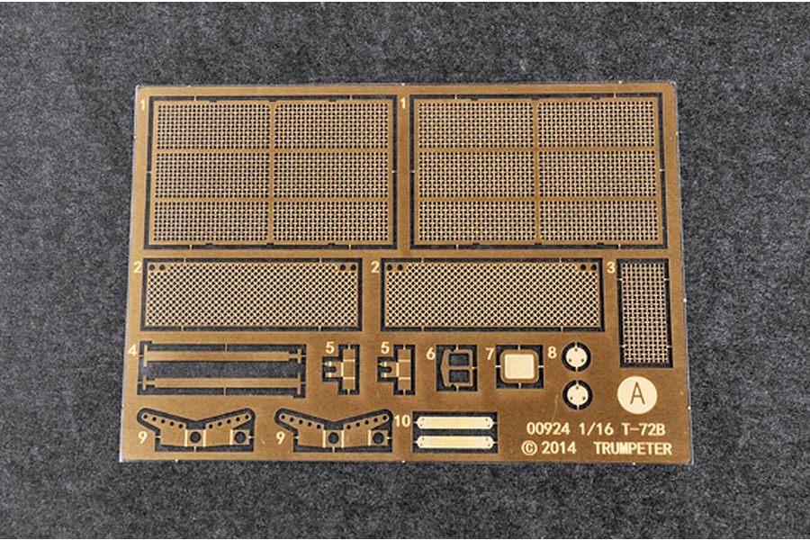 Trumpeter 1/16 Russian T-72B1 w/ Kontakt-1 Reactive Armor Main Battle Tank Scaled Plastic Model Kit image 44759