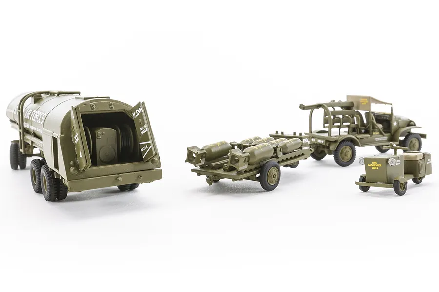 Airfix 1/72 USAAF WWII 8th Airforce Bomber Resupply Set Scaled Plastic Model Kit image 46277