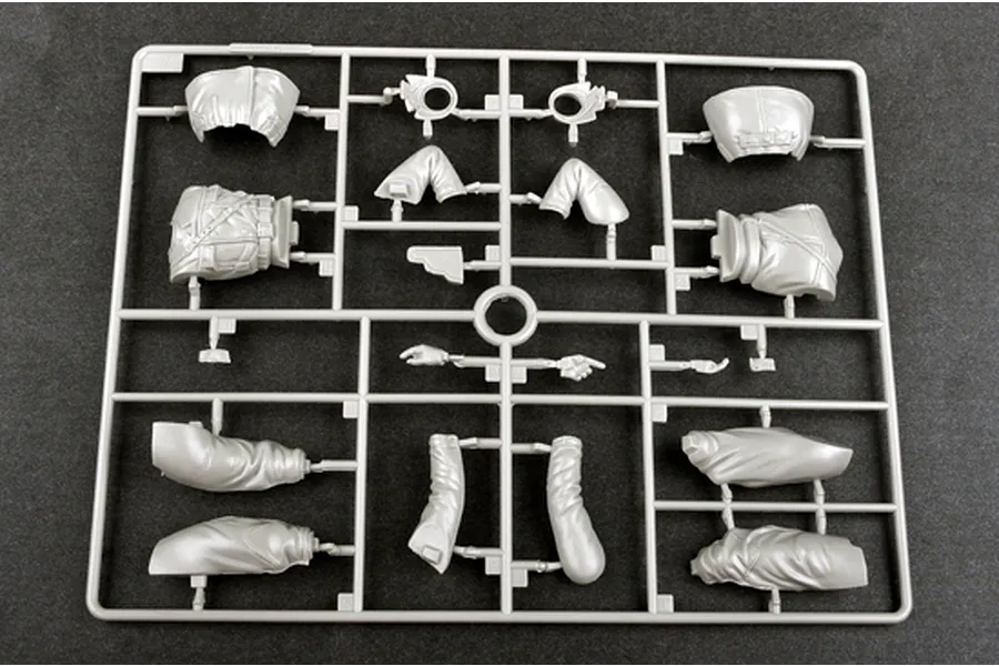 Trumpeter 1/16 Soviet WWII Tank Crewman Vol.2 Scaled Plastic Model Kit image 49527
