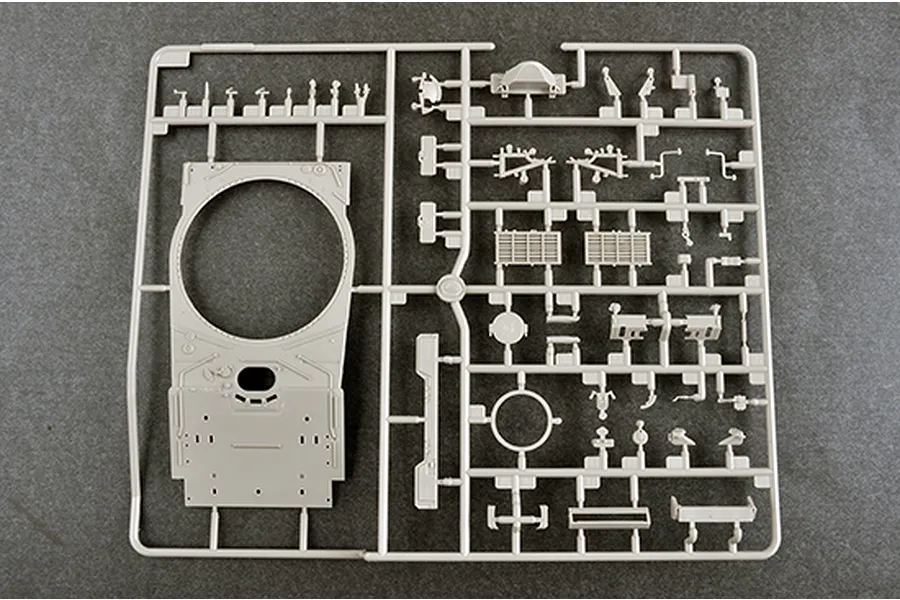 Trumpeter 1/35 Russian T-80BVM Battle Tank Scaled Plastic Model Kit image 50065